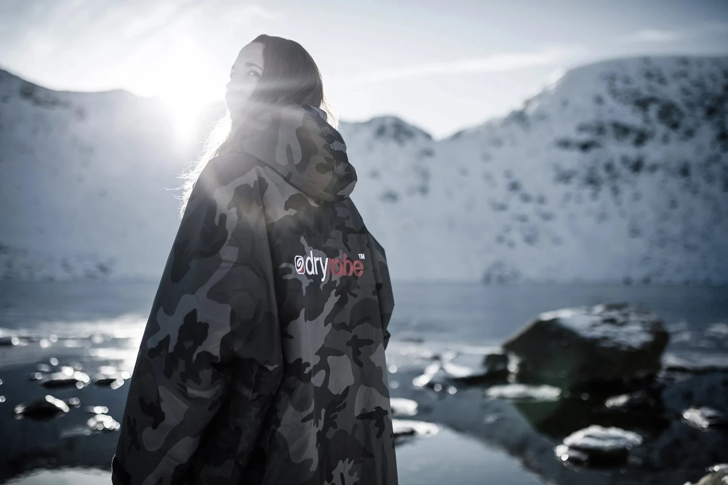 Dryrobe Advance Long Sleeve Black Camouflage - RECYCLED 11 Dryrobe Advance Long Sleeve Black Camouflage - RECYCLED - Image 9