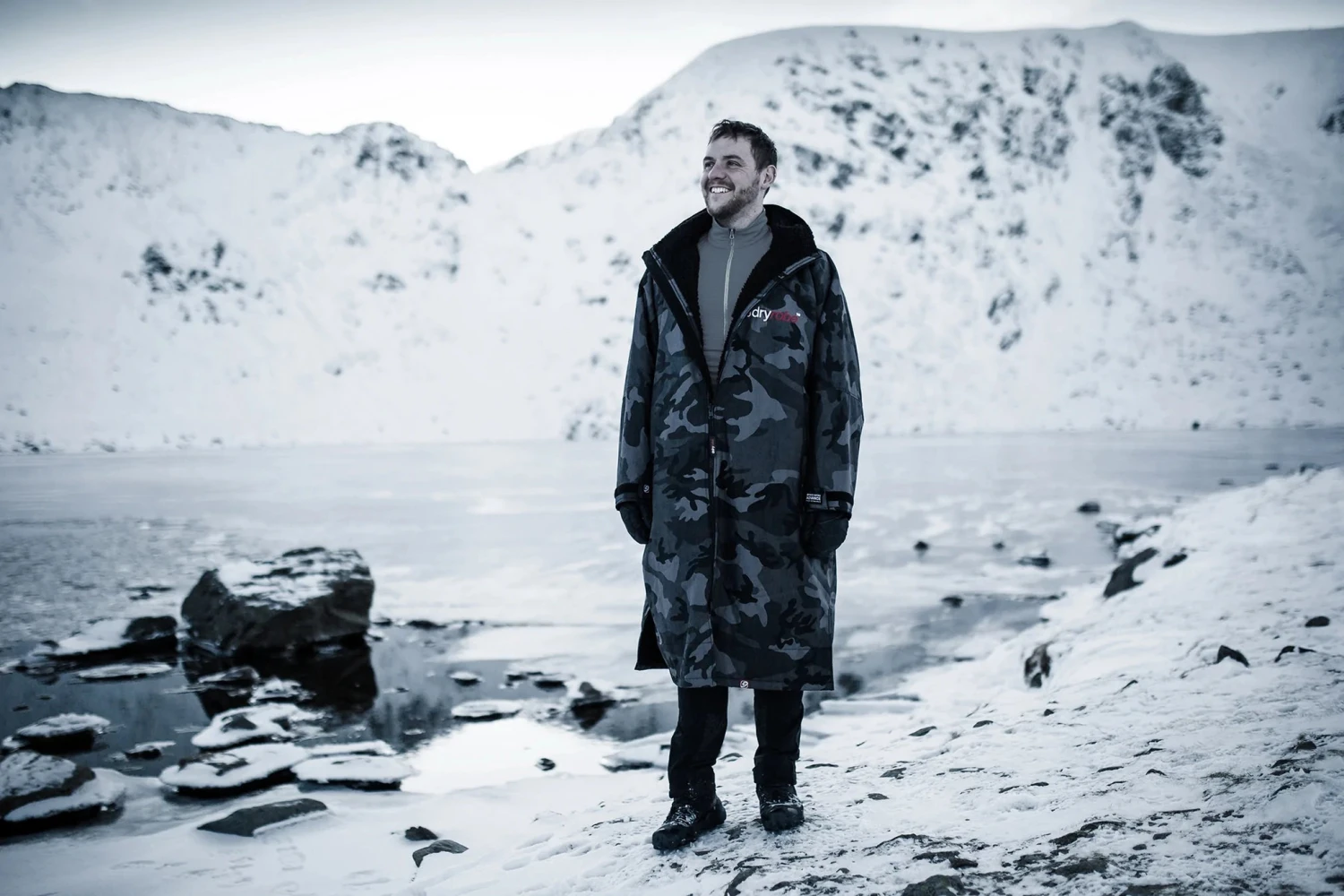 Dryrobe Advance Long Sleeve Black Camouflage - RECYCLED 10 Dryrobe Advance Long Sleeve Black Camouflage - RECYCLED - Image 8