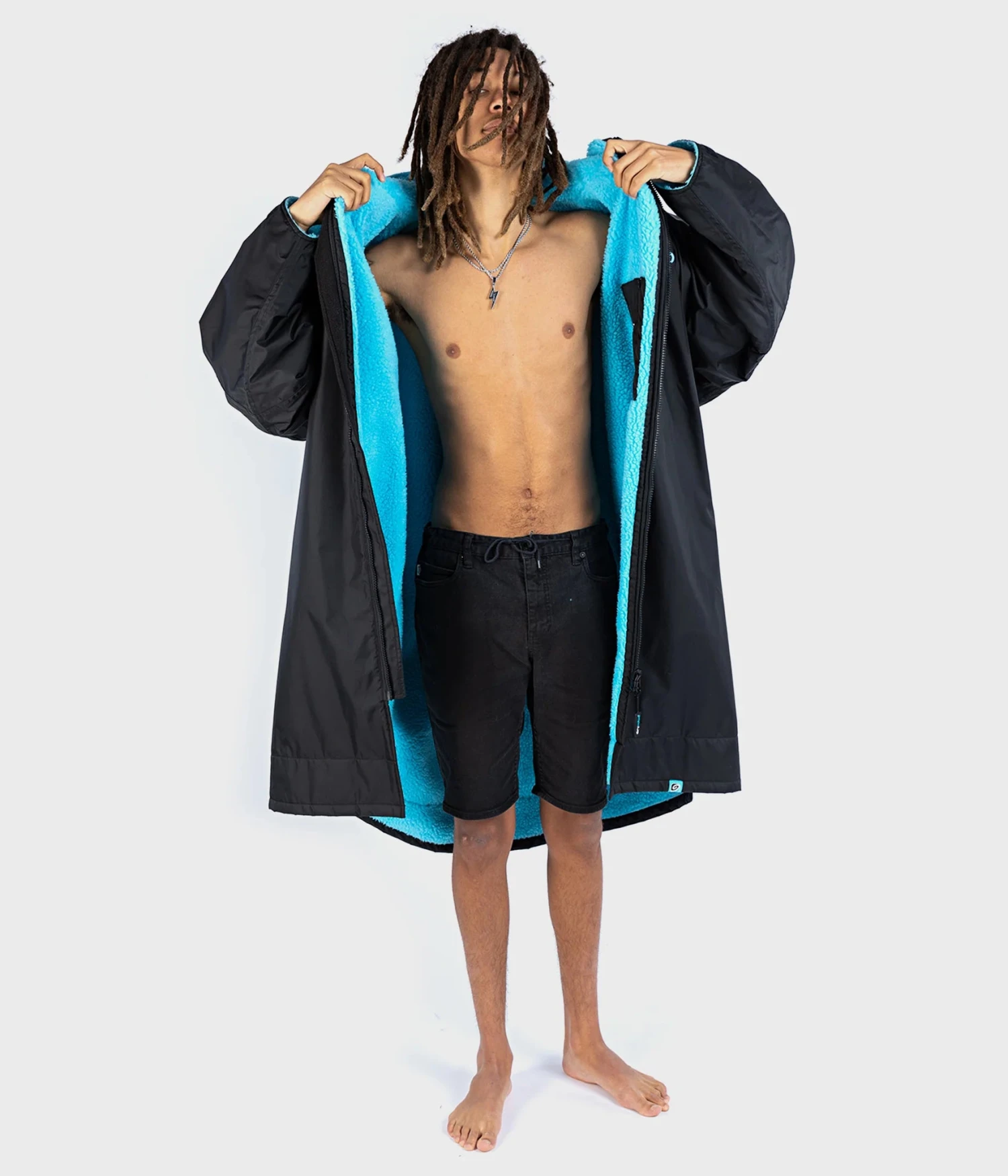 Dryrobe Advance Long Sleeve BLACK BLUE - RECYCLED 4 Dryrobe Advance Long Sleeve BLACK BLUE - RECYCLED - Image 2
