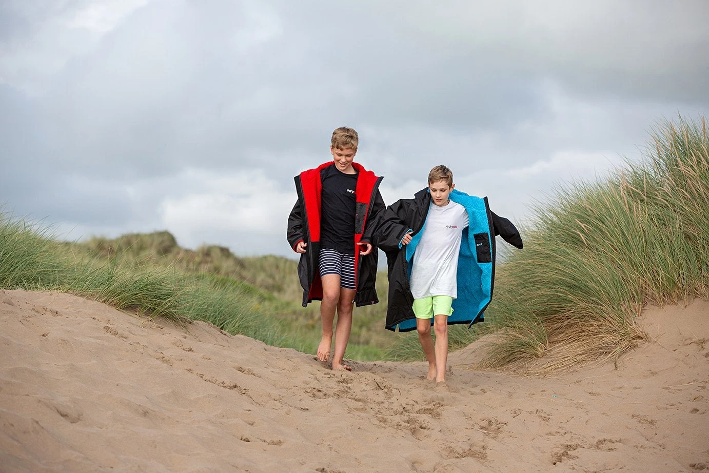 Dryrobe Advance Kids Long Sleeve BLACK BLUE - RECYCLED 5 Dryrobe Advance Kids Long Sleeve BLACK BLUE - RECYCLED - Image 3