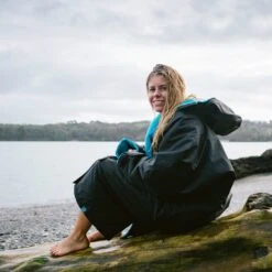 Dryrobe Advance Long Sleeve BLACK BLUE - RECYCLED 16 Dryrobe Advance Long Sleeve BLACK BLUE - RECYCLED -Camping Sale Shop LS DA BB Katy TheraSea 27 2024x2024 d7c47d00 2cc8 4237 8677 5a6f5e71e57c