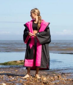 Dryrobe Advance Kids Short Sleeve BLACK PINK -Camping Sale Shop SS Black Pink 5 2024x2024 8218aba9 5fee 4c65 a7ea 903a772c4d41