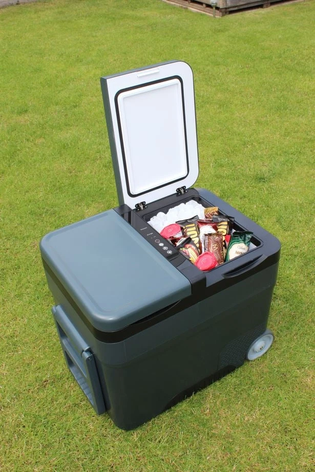 Outdoor Revolution Eco Deep Extreme Compressor Cooler 45L 5 Outdoor Revolution Eco Deep Extreme Compressor Cooler 45L - Image 3